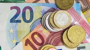 Niveli më i ulët historik i euros, këmbehet për 96.57 lekë/ Fundviti pritet ta dobësojë edhe më tej monedhën e BE