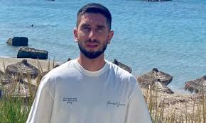 “Nuk vij në shtëpi, nëse…”/ 27-vjeçari u gjet i djegur në makinën e tij, zbardhet ngjarja e rëndë në Qafën e Llogarasë