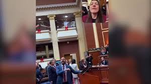 Rikthehet “çifti” i fushatës/ Deputetja Çaushi fut live Bardhin në video: O ylli i Fierit nuk qeveriset kështu. Kreu i grupit të PD: Qeveriset si…