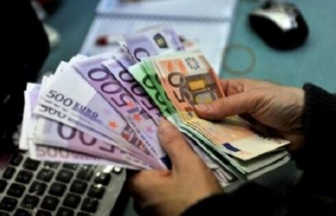 Euro në pikiatë/ Shënon nivelin më të ulët historik, ja kursi i këmbimit