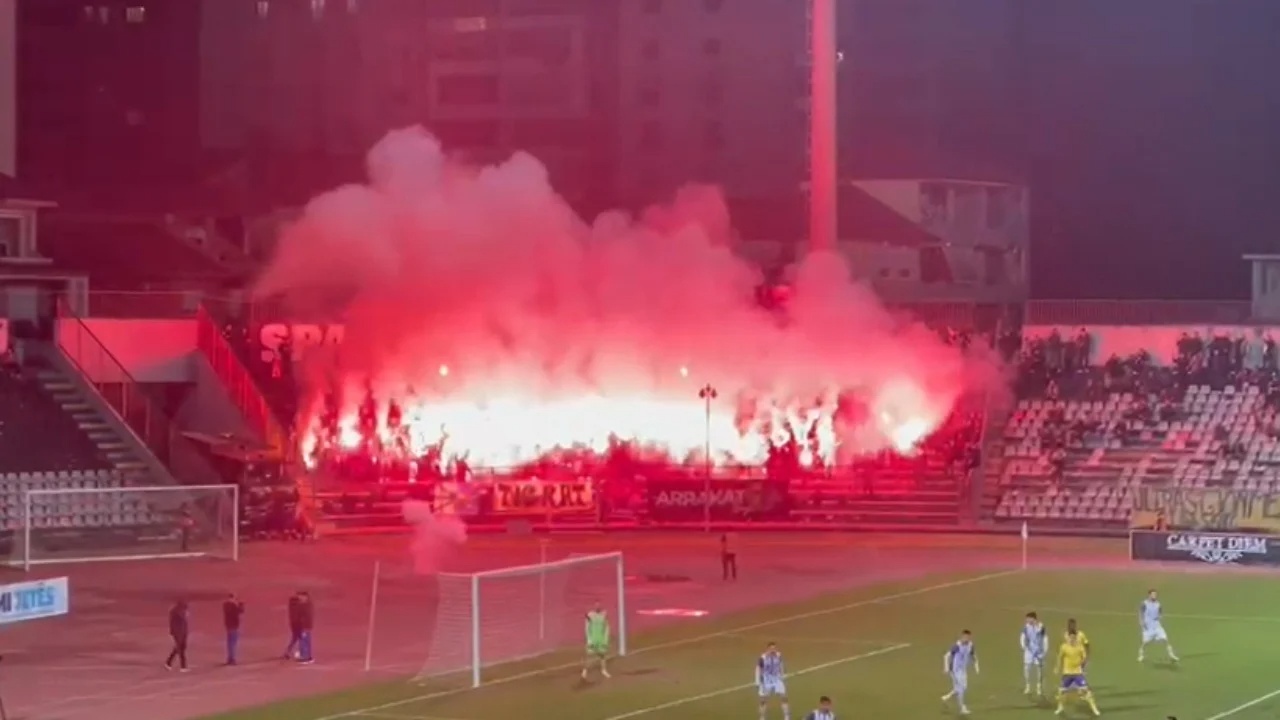 E papritur në Superiore! Lojtarët e Tiranës braktisin fushën në mes të ndeshjes, shkak u bë…