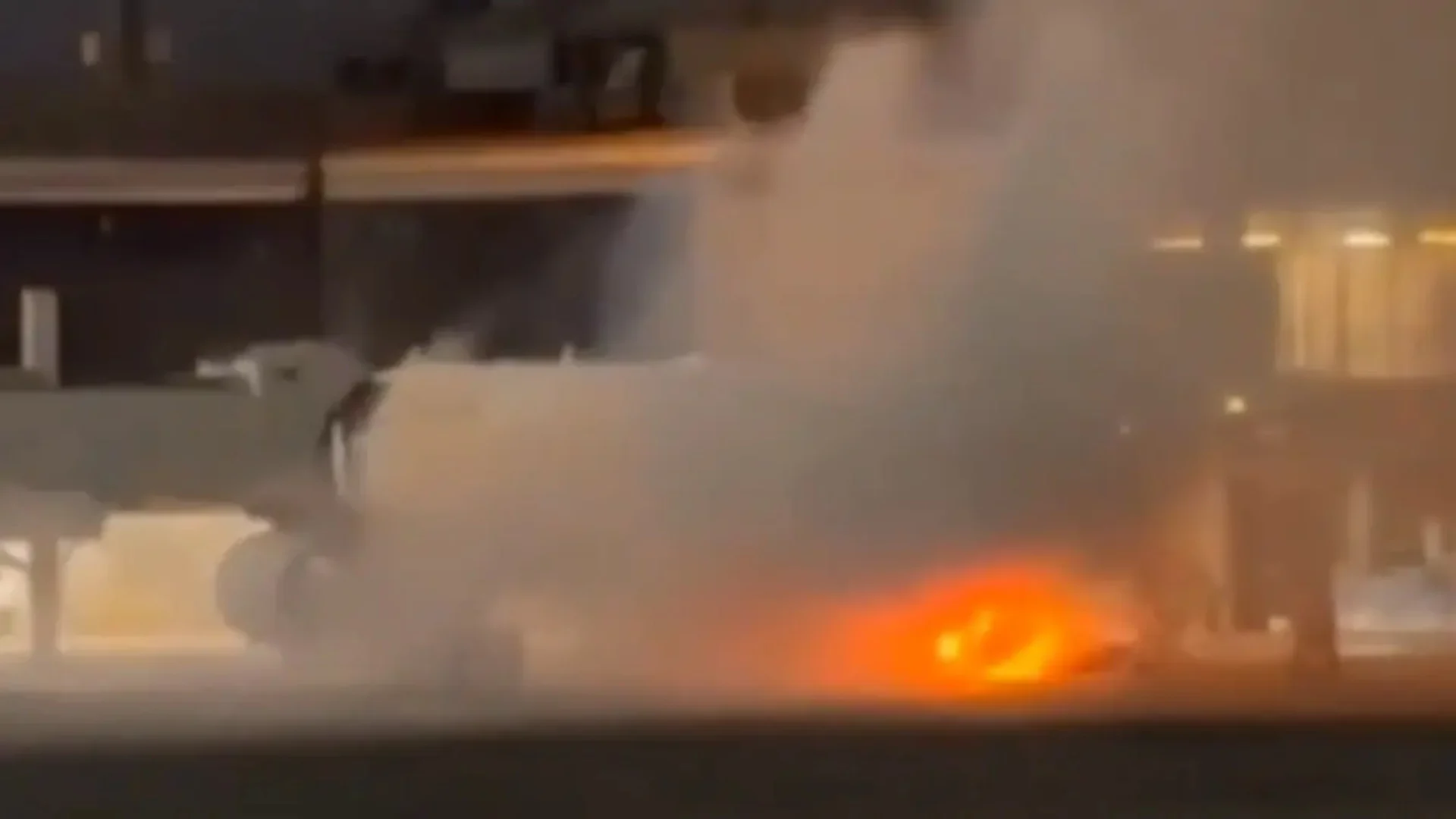 VIDEO/ Panik në një aeroport në Brazil, makina e bagazheve merr flakë afër avionit teksa bëhej gati të nisej, evakuohen 180 pasagjerët