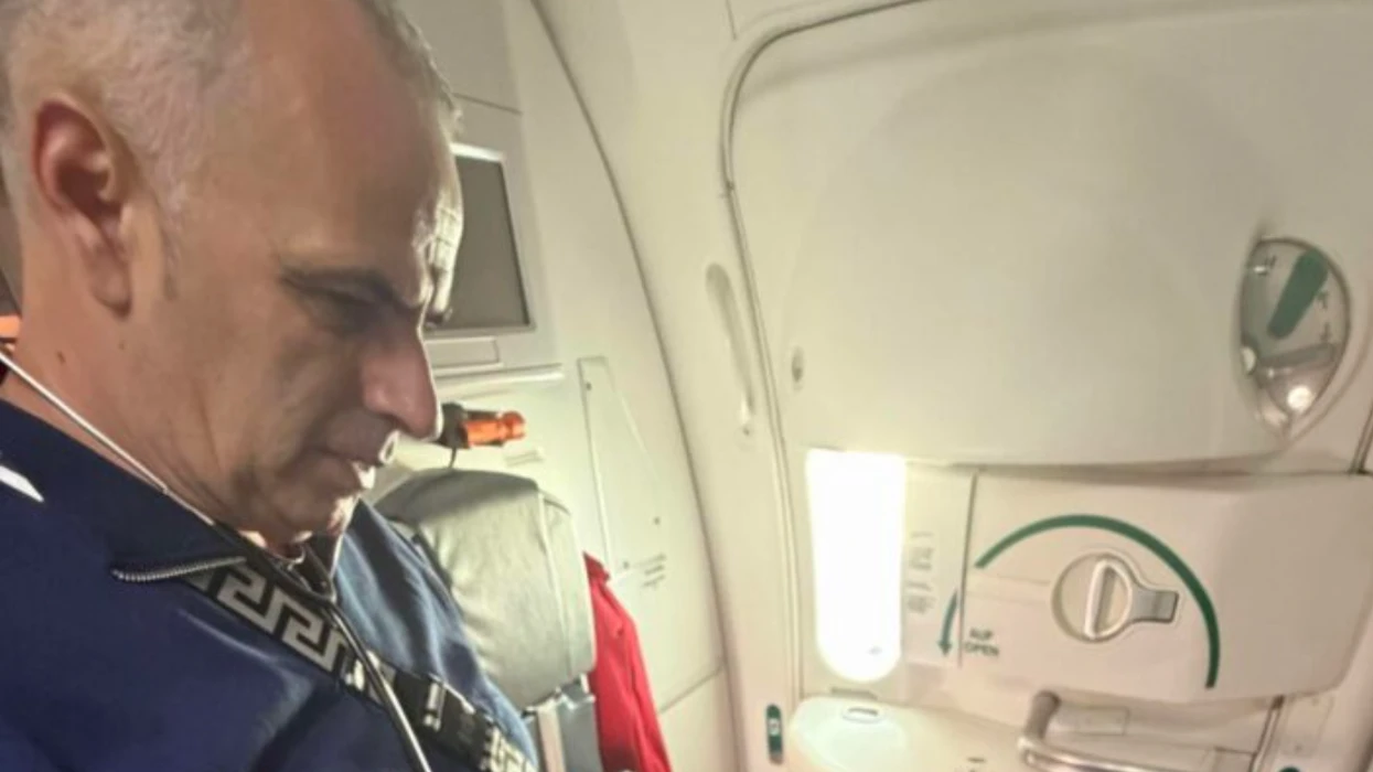 Hero në fluturim: Mjeku nga Peja shpëton jetën e një të riu amerikan në aeroplan