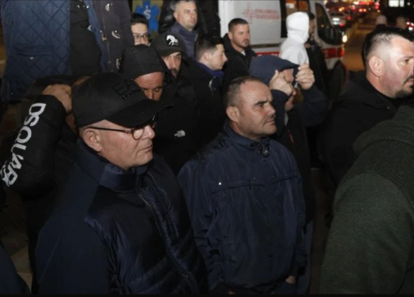 Kush është ish-deputeti socialist që iu bashkua Lapajt në protestën para Kryeministrisë