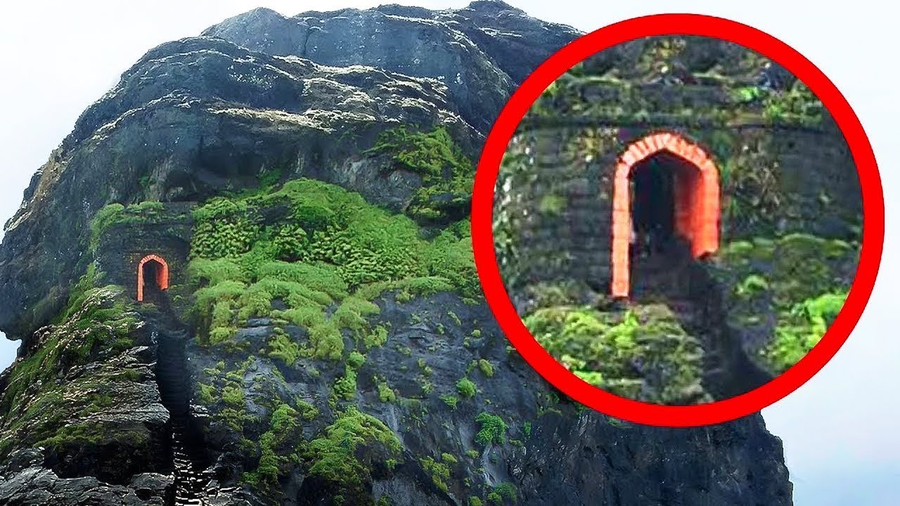 Djali sheh një derë të vogël sipër shkëmbit teksa fluturon me dron, zbehet kur hyn brenda…