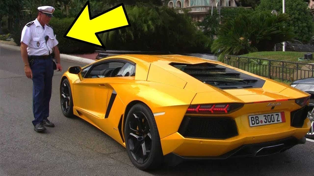 Polici ndalon një makinë, por jeta e tij ndryshon kur shoferi ul xhamin e makinës…