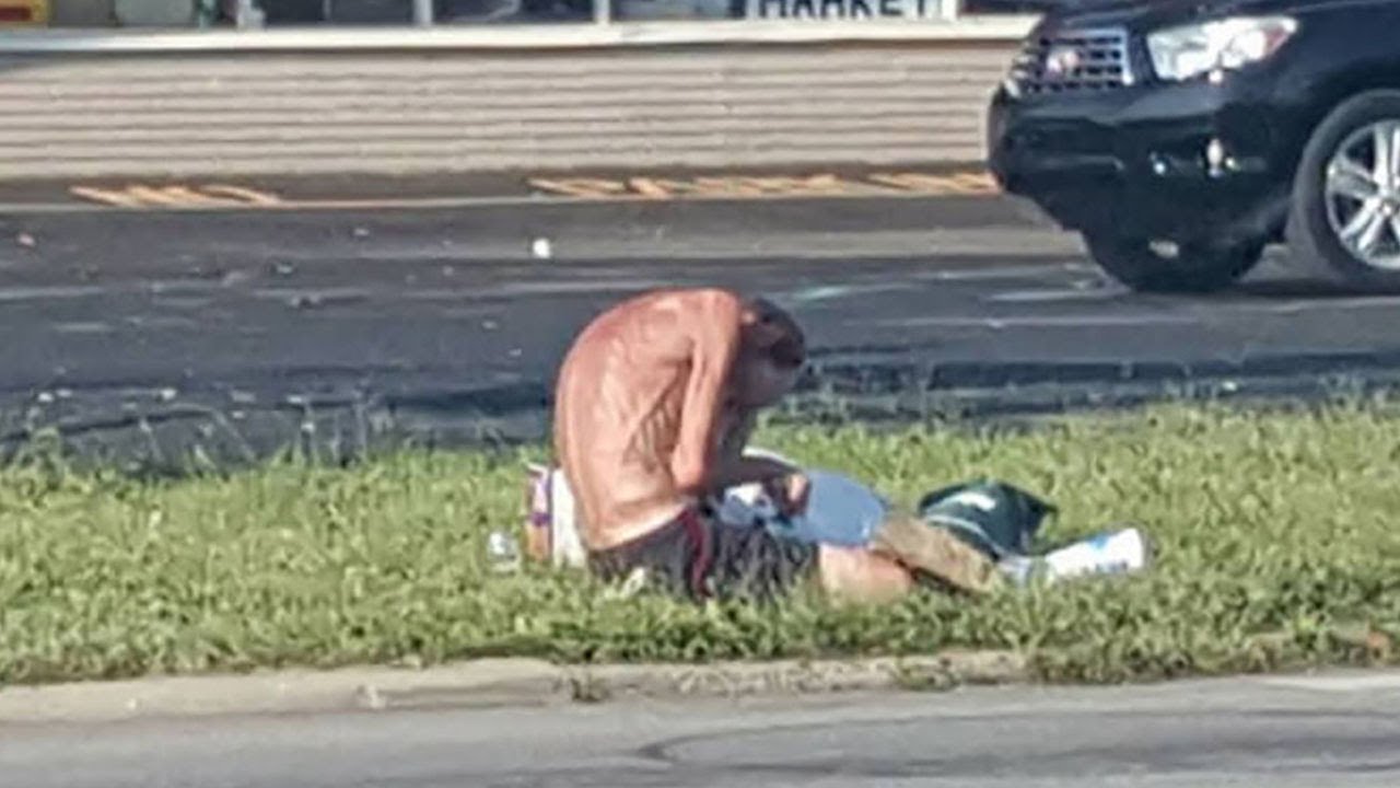 Pas 30 Vitesh në Rrugë, Ky Burrë i Pastrehë Zbuloi Identitetin e Tij Falë Një Oficeri Policie