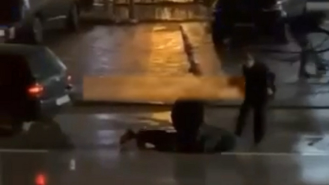 “Qen, i poshtër”/ VIDEO E RËNDË, policia dhunon brutalisht të riun gjatë arrestimit