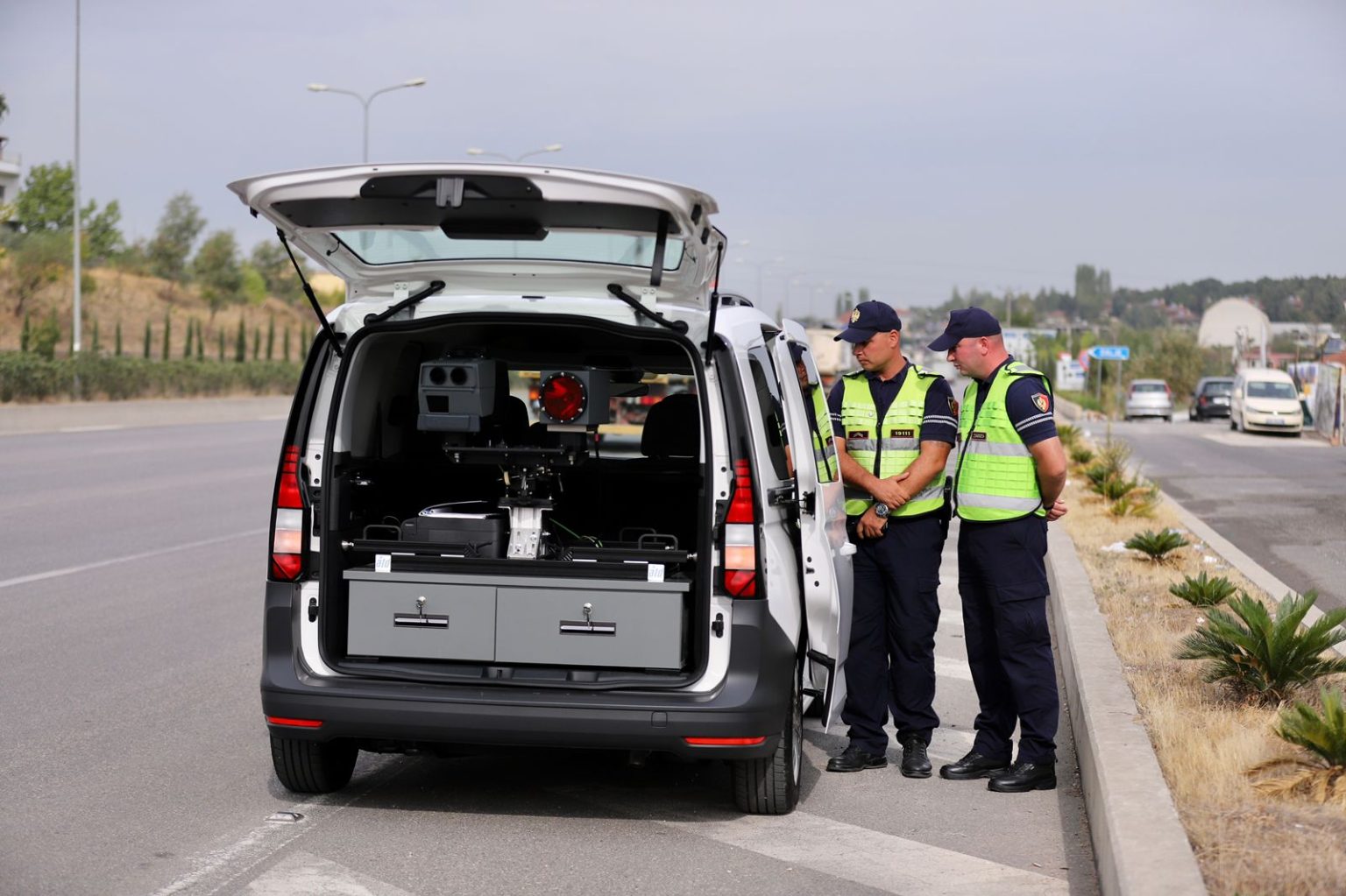 “E fundit! Çmenduri” në Unazë në Tiranë, pajisja inteligjente e Policisë kap shoferin duke …