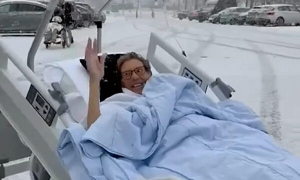 Prekëse, infermieret nxjerrin pacienten jashtë spitalit, donte të shijonte