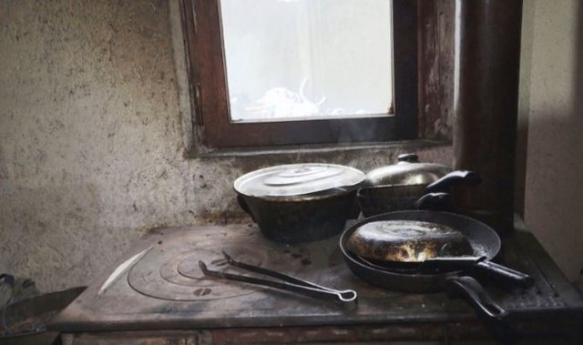 Mjerim ekstrem në Elbasan/ Shteti lë në mëshirë të fatit dy të moshuarit dhe djalin e sëmurë