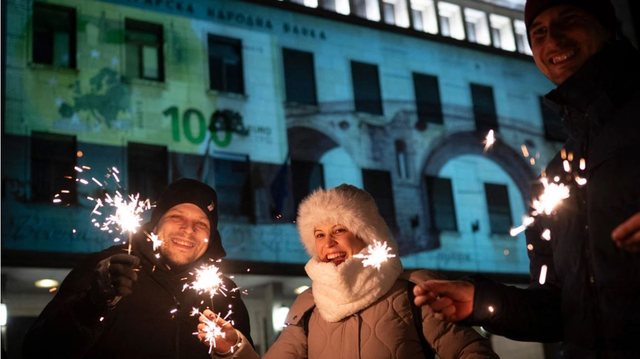 Festë e pazakontë! Bullgarët e presin Vitin e Ri dhe Euron me fishekzjarre para Bankës, por ka edhe shqetësime…!
