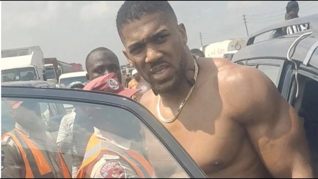 U përfshi në një aksident ku humbën jetën 2 prej miqve të tij, si është gjendja shëndetësore e boksierit të njohur