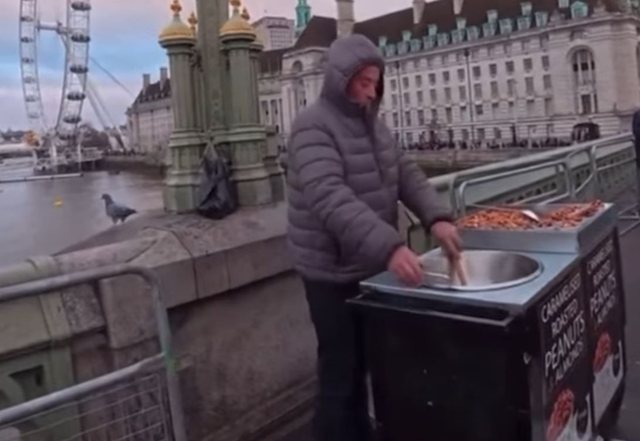 Po punonte për bukën e gojës! YouTuber-i anglez denoncon dhe filmon shqiptarin që shiste bajame pa licensë (VIDEO)