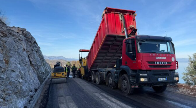 Rama jep lajmin: Një kamion me asfalt po hidhet në rrugën me Malin e Zi