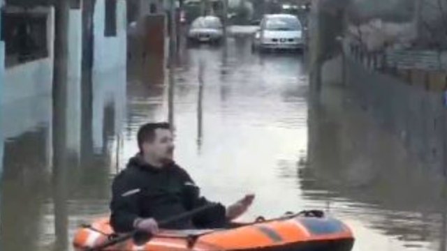 Situatë e RËNDË nga përmbytjet në Durrës! Qytetari lëviz me gomone në mes të lagjes: E vetmja mënyrë për…