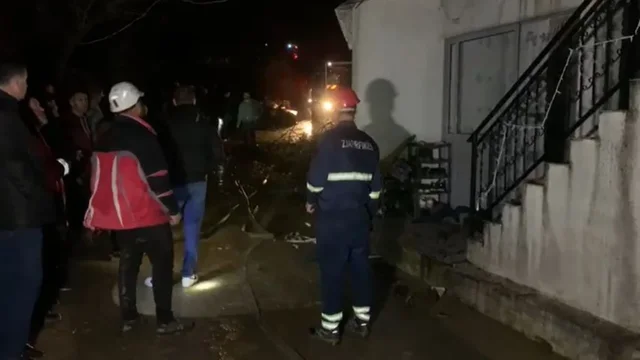 “Babi, babi po merr flakë shtëpia”/ Banesa dykatëshe u përfshi nga zjarri në Klos, flet kryefamiljari: Jetonim 10 vetë këtu