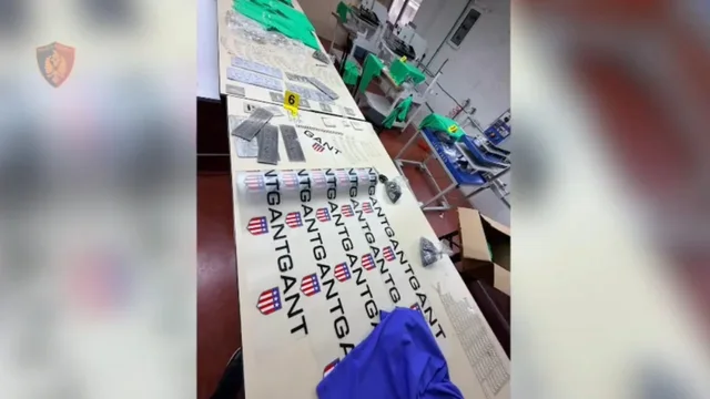 Stamponin veshje të kontrabanduara me logo false, arrestohet 50-vjeçari turk në Kamëz, një tjetër …