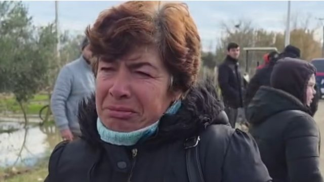“Kam burrin dhe djalin të bllokuar”! Çarja e argjinaturës në Fier, gruaja mes lotësh: Uji erdhi me forcë …