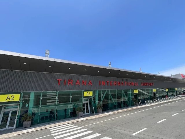 25 persona humbin fluturimin me Wizz Air nga Rinasi, qytetari: Pagova 1100 euro për tu kthyer me target në Itali