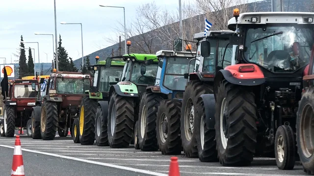 Fermerët grekë përshkallëzojnë protestat, bllokohet