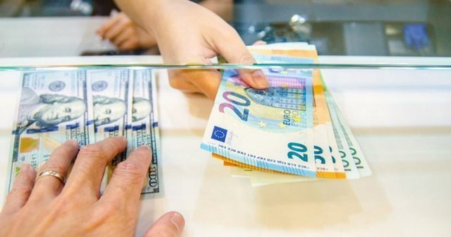 Këmbimi valutor 02 janar/ Me sa blihen e shiten dollari dhe euro, çfarë ndodh me monedhat e tjera