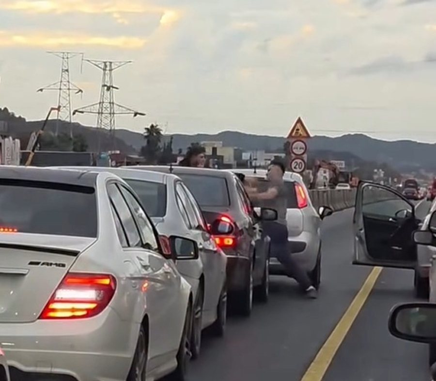 Pamje te renda në autostradën Tiranë-Durrës, dy djem dalin nga makinat dhe nisin të rr*hen me gr*shte, nuk e besoni arsyen (VIdeo)