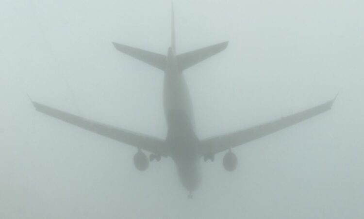 Moti i keq prek edhe aeroportin e Rinasit/ Devijohen pesë fluturime, pasagjerët …