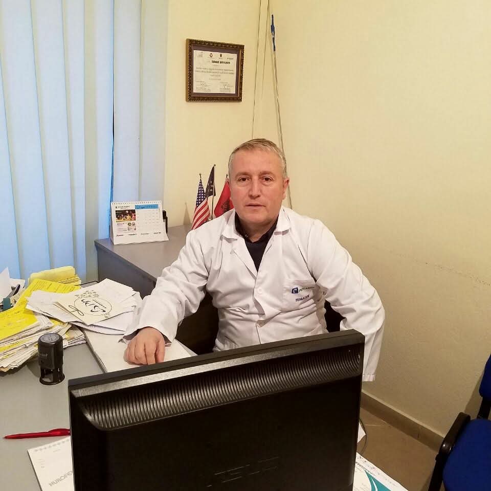 “E bëra treshe me dy praktikante”, ky është mjeku cmendur në Tiranë që i futi duart pacientes dhe i kërkon të bëjnë s*ks në zyrë