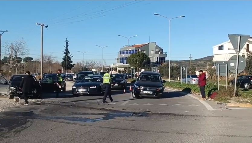 Aksident i rëndë/ “Benz”-i me shpejtësi përplaset ‘kokë më kokë’ me veturën (Detaje)