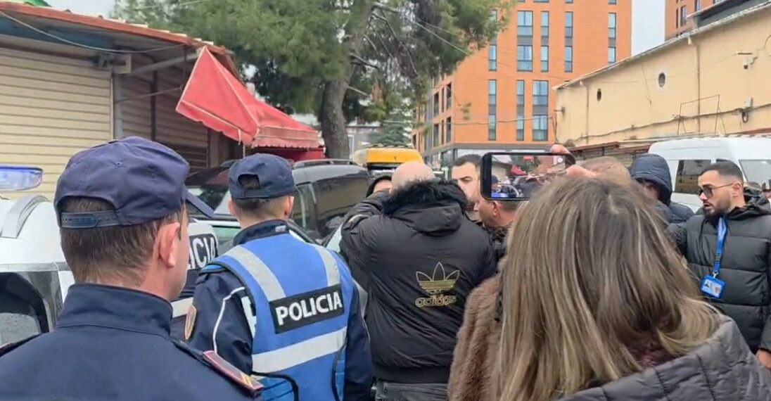 Zjarri me përmasa të frikshme te ‘5 Maji’/ Plas sherri mes tregtarit dhe përgjegjësit të tregut, ndërhyn policia