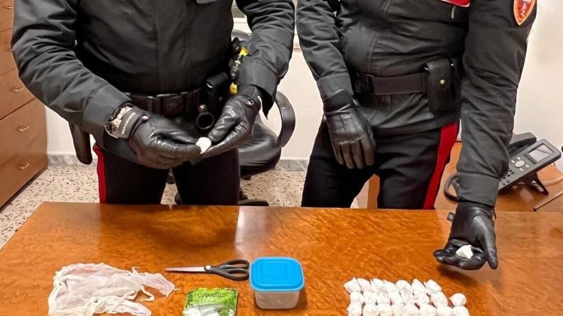 Shqiptarin e spiunojnë, kapet në trafik dr*ge! 22-vjeçari tentoi të gëlltiste 3 pako kok*inë para oficerëve, ja çfarë iu gjet pas kontrollit