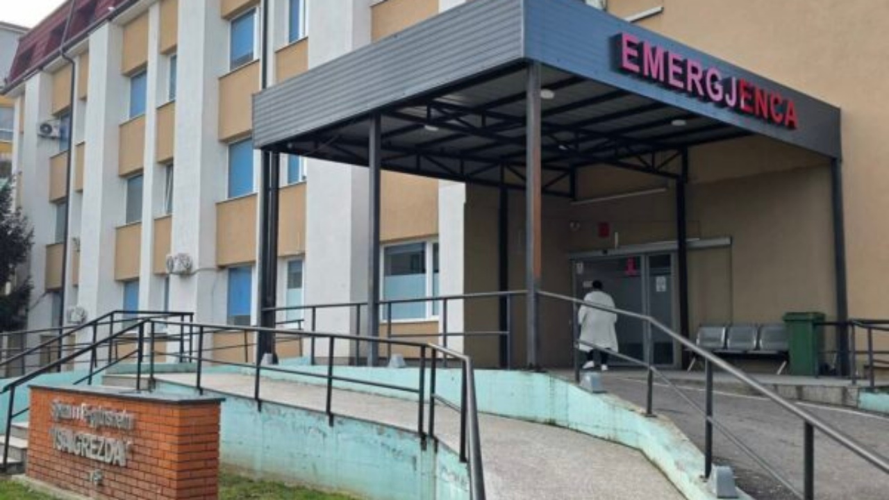 E RËNDË/ 16-vjeçari shqiptar shkon në spital i qëlluar me thikë, ka plagë në shpinë…
