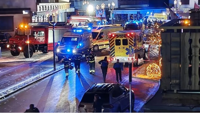 “Mami këtu ka shumë rrëmujë, ka rënë zjarr”, e ëma tregon mesazhin e të birit nga lokali ku 40 vetë humbën jetën: Kishte të rinj të djegur, të mbuluar në gjak