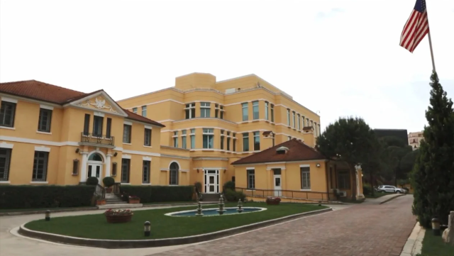 Situata pas motit të keq në Shqipëri, Ambasada Amerikane thirrje shtetasve të saj..
