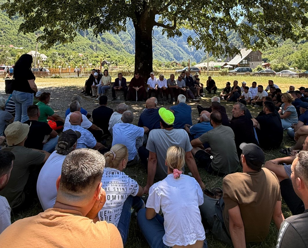 Me priftin para Kishës! Mblidhet ‘Kuvendi i Burrave’ në THETH: Merret vendimi i fortë, ja cfare pritet te ndodhe (Video)