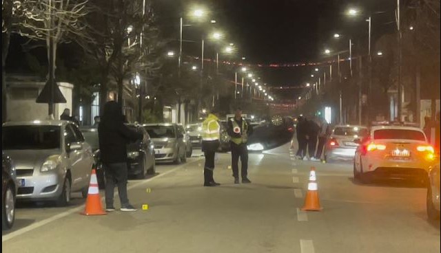 Aksident në Kavajë, automjeti kthehet përmbys! Shoferi humbet vëmendjen dhe përplaset me një makinë tjetër! Dërgohet në..