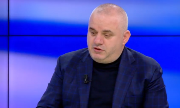 “Ahmetaj do ishte mbi tarracën e burgut të Durrësit, do zgjidhte supën”, Hoxha ‘përplaset’ me Alibeajn: Ai është …