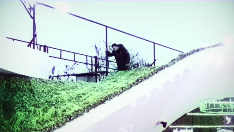 Pamje që transmetohen për herë të parë, momenti kur Kristi del nga shtëpia nëpërmjet murit