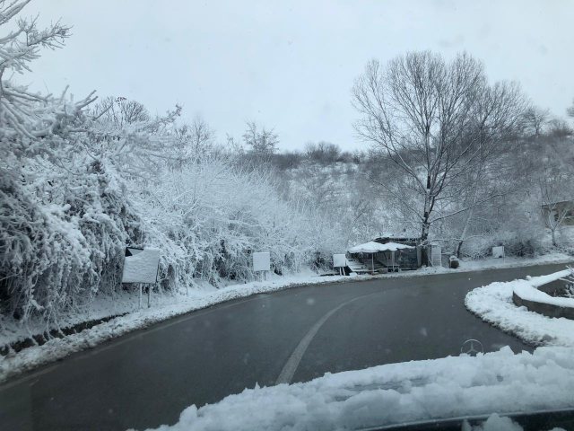Mot i acartë në Elbasan/ Temperaturat ulen deri në -11 gradë celsius, autoritetet apel shoferëve