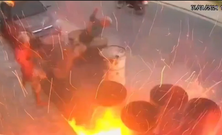 Pamje tronditëse! Po luanin me çakmak pranë fuçive të naftës, dy të rinjtë filmohen kur hidhen në erë (Video)