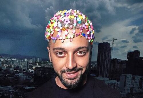 FOTO/ Humbi të vëllain adoleshent në një aksident tragjik, Gjesti i rikthehet muzikës pas disa muajsh shkëputjeje