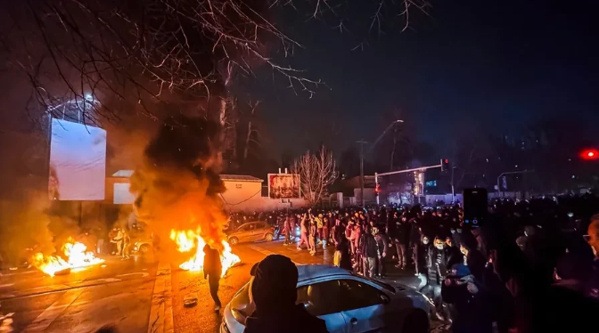 Irani në flakë, Trump nis të shqyrtojë opsionin e një sulmi ajror(VIDEO)