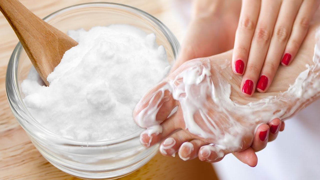 Futini këmbët në ujë me sodë buke para gjumit dhe thoni lamtumirë këtij problemi