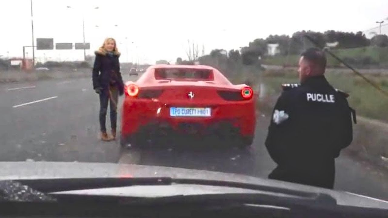 Policia i Urdhëron Gruas të Hapi Bagazhin – Ajo S’ka Asnjë Ide që Regjistron Prapa Shpinës së Oficerit