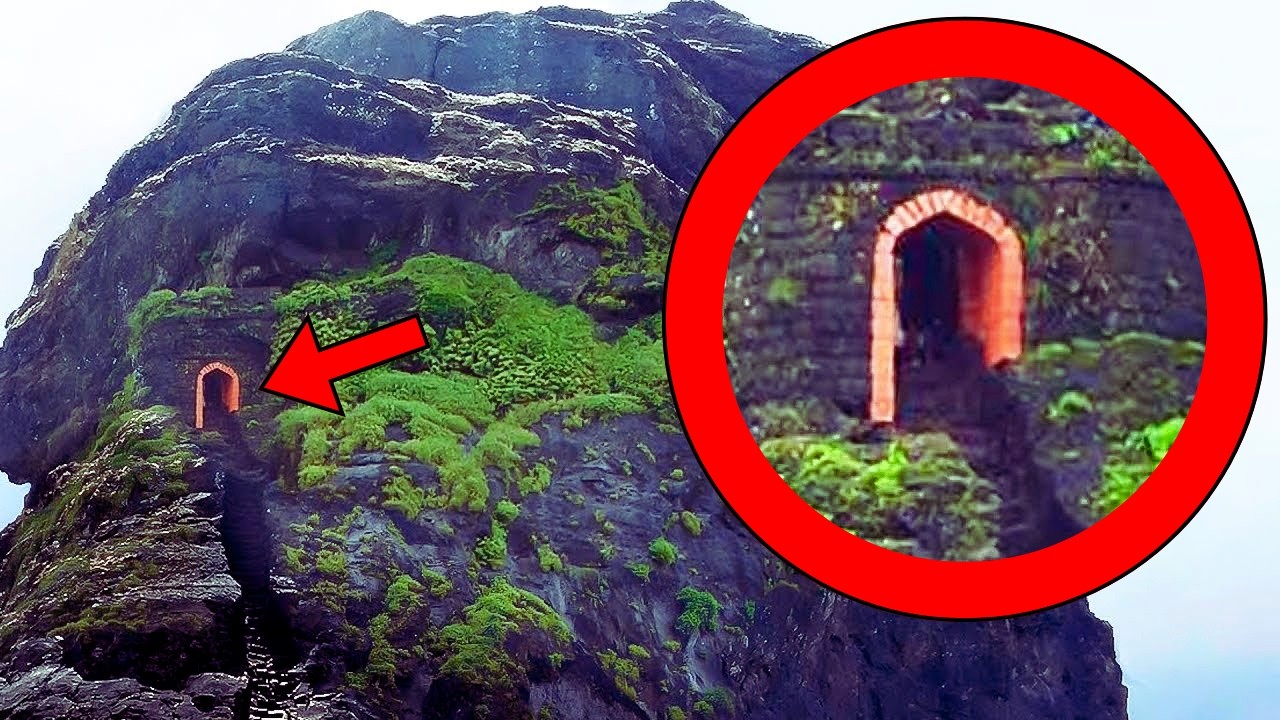 Pa një derë të vogël mbi një shkëmb teksa fluturonte dronin – u zbeh kur hyri brenda