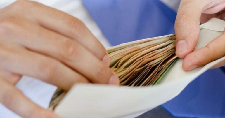 Hyn në fuqi sot paga minimale 50 mijë lekë, ja kush përfiton