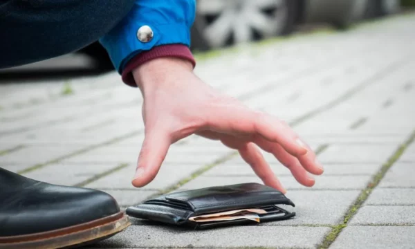 Qytetari nga Ferizaj dorëzon në polici një shumë parash që i gjeti në rrugë