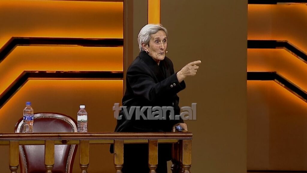 “Të kam lënë il*ç miu në trarë”, nëna kërc*nohetnga djali/ Del videoja tr*nditës